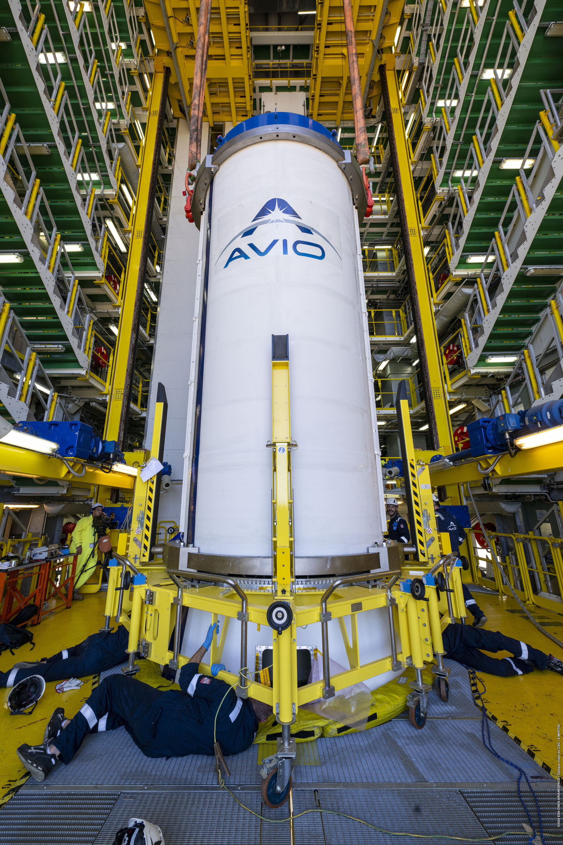 Working on connecting Zefiro-40 stage for Vega-C flight VV25 in the launch tower